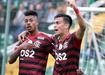 Com gol de Bruno Henrique, líder Flamengo bate lanterna Chapecoense e supera recorde