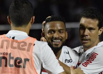 São Paulo vence o Corinthians e embola briga pelo G-4 do Brasileirão