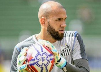 Após vitória na Ressacada, Everson ainda confia no Santos na caça do Flamengo