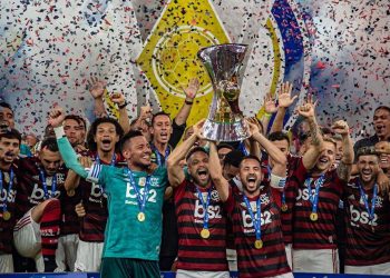 Em noite de festa no Maracanã, Flamengo vence o Ceará com show de Bruno Henrique
