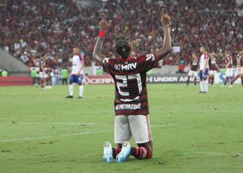 Flamengo vence Bahia e abre 10 pontos do Palmeiras
