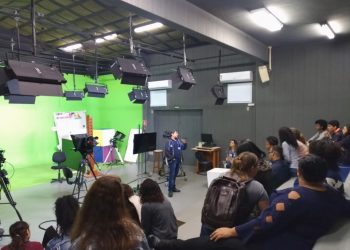 Alunos de cursos técnicos visitam universidade e empresa de base tecnológica