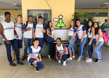 Alunos de Colatina constroem árvore de natal falante