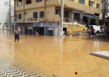 Cenário de caos: estabelecimentos inundados, resgates e tiros. Veja os registros da chuva que comoveram os capixabas