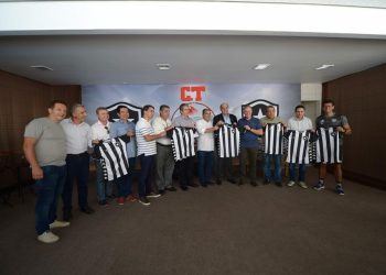 Governador participa de visita à delegação do Botafogo