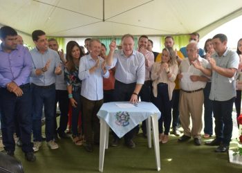 Governador entrega obras de calçamento e autoriza construção de escola em Alto Rio Novo