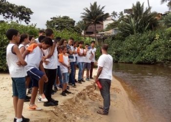 Aula de campo no entorno de escola reforça aprendizagem para alunos de Guarapari