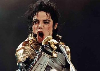 Ex-guarda-costas de Michael Jackson diz que cantor usava máscara por temer doenças