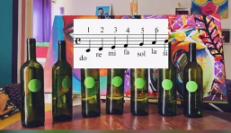 Professora de Arte ensina alunos a criarem instrumento musical