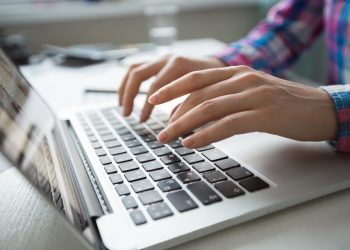 CAS desenvolvem apostilas com atividades diferenciadas para surdos