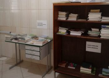 Incaper realiza doação de livros técnicos para Aimorés (MG)