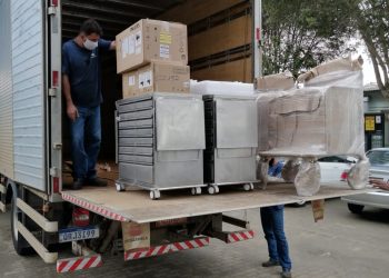 Secretaria da Educação cede carros e motoristas para entrega de leitos e respiradores