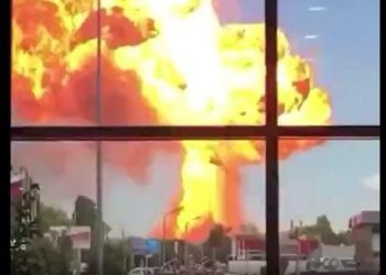 Explosão em posto de gasolina da Rússia deixa 13 pessoas feridas e população assustada