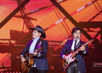 Chitãozinho e Xororó adiam celebração de 50 anos para 2021, projetam show ‘grandioso’ em NY e trabalham em roteiro de série