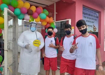 Aulas presenciais para alunos do Ensino Fundamental II retornaram nesta segunda-feira (26)