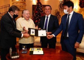 Ao lado de Bolsonaro, Silvio Santos recebe selo em homenagem a seus 90 anos