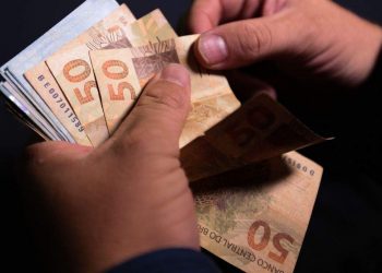 Bolsonaro anuncia aumento do salário mínimo para R$ 1.100