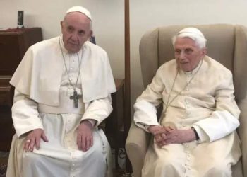 Papa Francisco recebe primeira dose da vacina contra a covid-19 no Vaticano