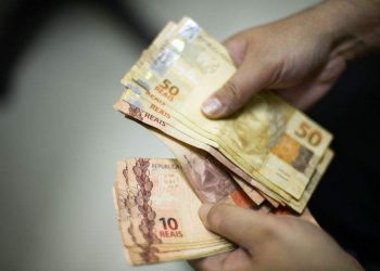Anúncio da inflação oficial pode aumentar valor do salário mínimo