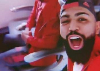 Gabigol vibra com pouso de avião e frustra previsão de vidente