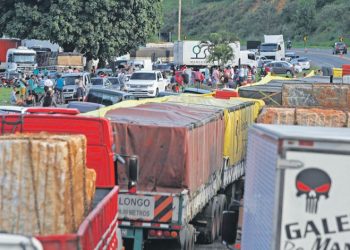 Caminhoneiros dizem que vão parar dia 25