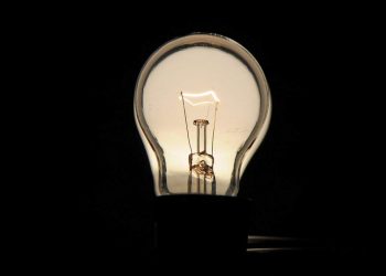 Bandeiras tarifárias: entenda como funciona a taxa na conta de energia