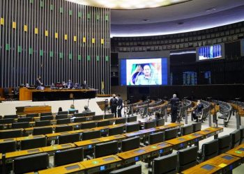 Câmara aprova PEC que abre espaço no orçamento para pagamento do Auxílio Brasil