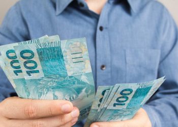 Abono, seguro-desemprego e benefícios: o que muda com o novo salário mínimo em 2022