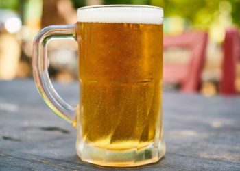 Festival de cerveja artesanal com gastronomia e shows começa nesta quinta-feira em Vila Velha
