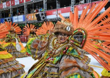 FOTOS | Escolas do Grupo B abrem desfiles do Carnaval de Vitória 2022