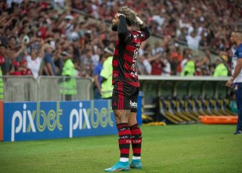 Com atuação de gala de Hugo, Flamengo vence Fluminense de virada