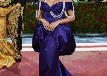Anitta e outras celebridades arrasam no Met Gala com looks pra lá de exóticos. Vejam as fotos!