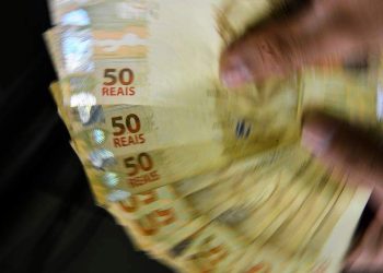 Auxílio para caminhoneiros e taxistas: veja o calendário e quem tem direito!