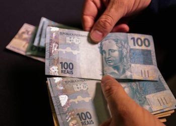 Auxílio Taxista paga R$ 2 mil a partir desta terça. Veja o calendário!