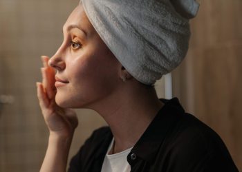Outubro Rosa: como cosméticos podem ajudar na autoestima de mulheres com câncer