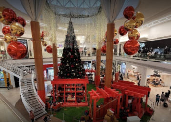 Natal em shoppings da Grande Vitória tem Papai Noel, boneco de neve gigante e carrossel; veja programação