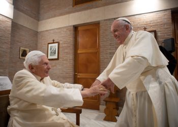Papa Francisco pede para que fiéis orem por Bento XVI que ‘está muito doente’