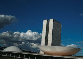 Congresso aprova Orçamento com salário mínimo de R$1.320 para 2023
