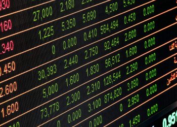 Bolsa fecha no menor nível desde julho após críticas do governo ao BC