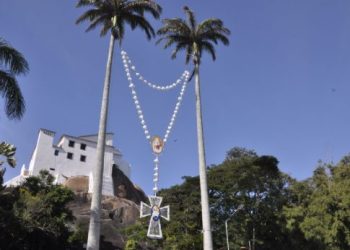 Terço gigante completa 25 anos de tradição e é erguido no Convento da Penha