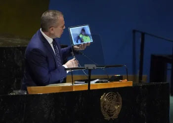 Embaixador de Israel mostra na ONU vídeo de decapitação pelo Hamas