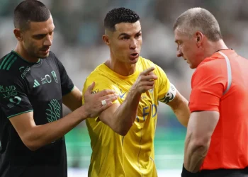 Cristiano Ronaldo pode ser punido com 100 chibatadas por beijo em iraniana; entenda