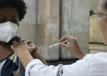 Covid-19 em adultos aumenta em alguns estados; ES tem estabilidade