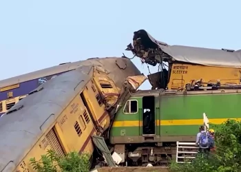 Colisão de trens na Índia deixa ao menos 13 mortos, segundo funcionários