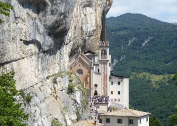 À beira de um precipício, igreja italiana do século 16 desafia a coragem dos fiéis e visitantes