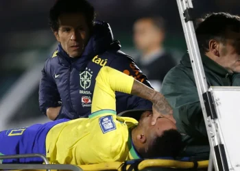 Neymar sofre lesão que afastará jogador 6 meses do campo
