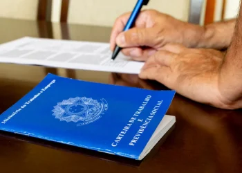 Emprego para quem não tem experiência e até para ensino superior: Mais de 3,7 mil vagas abertas no ES; saiba como conseguir a sua