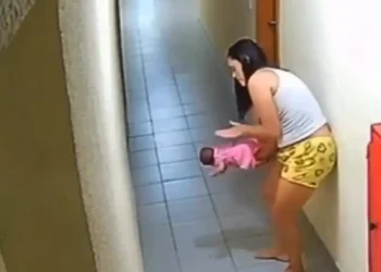 Bebê de 55 dias engasga e é salva por PM pela 2ª vez; saiba como fazer