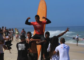 Capixaba conquista título de campeão no Circuito Sul-Americano de Surf