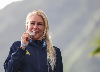 Jogos de Paris: Tati Weston-Webb fica com prata no surfe feminino